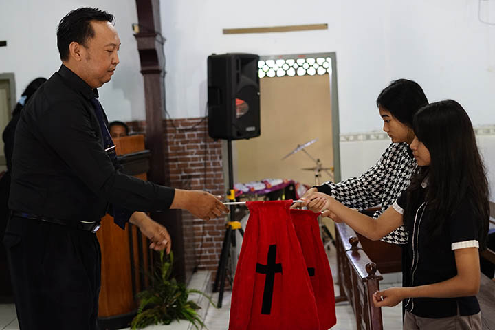 galeri, Ibadah Jumat Agung di Gereja Kingkang, gereja kristen jawa, gkj, gkj baki, gereja kristen jawa baki, baki, sukoharjo, gkj klasis sukoharjo, klasis sukoharjo, klasis, sinode gkj, sinode 